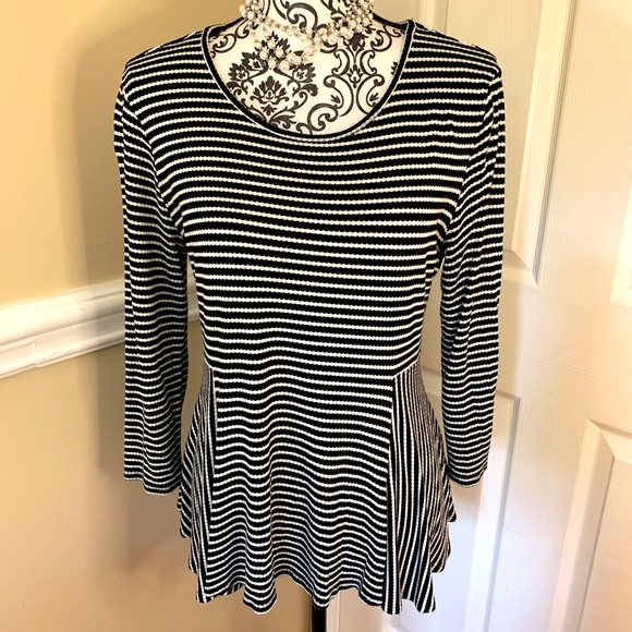 CeCe, Women’s black & white flair too/ long sleeves. Size Lg. - Picture 2 of 11